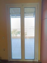 ΜΠΑΛΚΟΝΟΠΟΡΤΑ ΜΕ ΠΑΤΖΟΥΡΙ ΑΝΟΙΓΟΜΕΝΗ