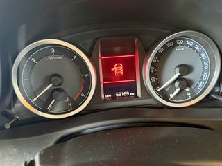Toyota Auris 2014-thumb-4