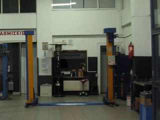 Ανυψωτικό δικόλωνο αυτοκινήτων 2.5 ton