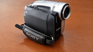 Sony DCR-HC94E Handycam MiniDV PAL 3.0MP με βάση DCRA-C150 & παρελκόμενα