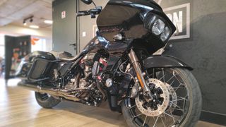 Harley Davidson CVO Road Glide 2023 Απόκτησε τη δική σου Harley-Davidson CVO από 576€-thumb-3