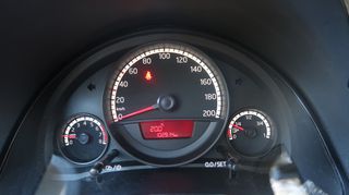 Volkswagen Up 2016-thumb-8
