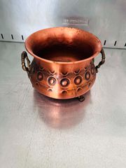 Vintage Χάλκινο Καζανάκι / Κασπό – Ανάγλυφη Ζαρντινιέρα με Ποδαράκια