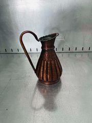 Vintage Χάλκινη Κανάτα / Μαστραπάς – Ανάγλυφη Παραδοσιακή με Κυματιστό Χείλος