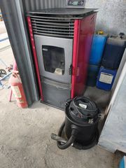 Σόμπα πέλλετ pony9 9 kw σε άριστη κατάσταση περιλαμβάνει σωλήνες και σκούπα στάχτης