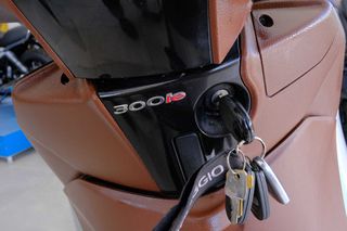 Piaggio Beverly 300i 2010 beverly 300-thumb-11