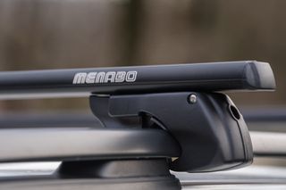 MENABO ΜΠΑΡΕΣ ΟΡΟΦΗΣ ΑΛΟΥΜΙΝΙΟΥ SHERMAN BLACK 120 cm ΣΕ ΜΑΥΡΟ ΧΡΩΜΑ ΓΙΑ Pontiac Montana SV6 5 doors 2005>2009 ΜΕ RAISED RAILS (Παράλληλες Μπάρες με Κενό) - 2 ΤΕΜ. (12280/MB)
