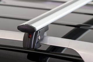MENABO ΜΠΑΡΕΣ ΟΡΟΦΗΣ ΑΛΟΥΜΙΝΙΟΥ JACKSON XL SILVER 135 cm ΣΕ ΑΣΗΜΙ ΧΡΩΜΑ ΓΙΑ SsangYong Kyron 5 doors 2005>2014 ΜΕ RAISED RAILS (Παράλληλες Μπάρες με Κενό) - 2 ΤΕΜ. (11290/MB)