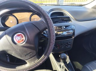 Fiat Punto 2011-thumb-2