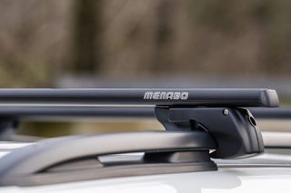 MENABO MENABO ΜΠΑΡΕΣ ΟΡΟΦΗΣ ΑΛΟΥΜΙΝΙΟΥ SHERMAN XL BLACK 135 cm ΣΕ ΜΑΥΡΟ ΧΡΩΜΑ ΓΙΑ Volkswagen Touran I (1T) 5 doors 2003>2010 ΜΕ RAISED RAILS (Παράλληλες Μπάρες με Κενό) - 2 ΤΕΜ. (12290/MB)