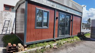 ΟΙΚΙΣΚΟΣ CONTAINER 3x7μ με WC & Στέγη Τύπου Λ