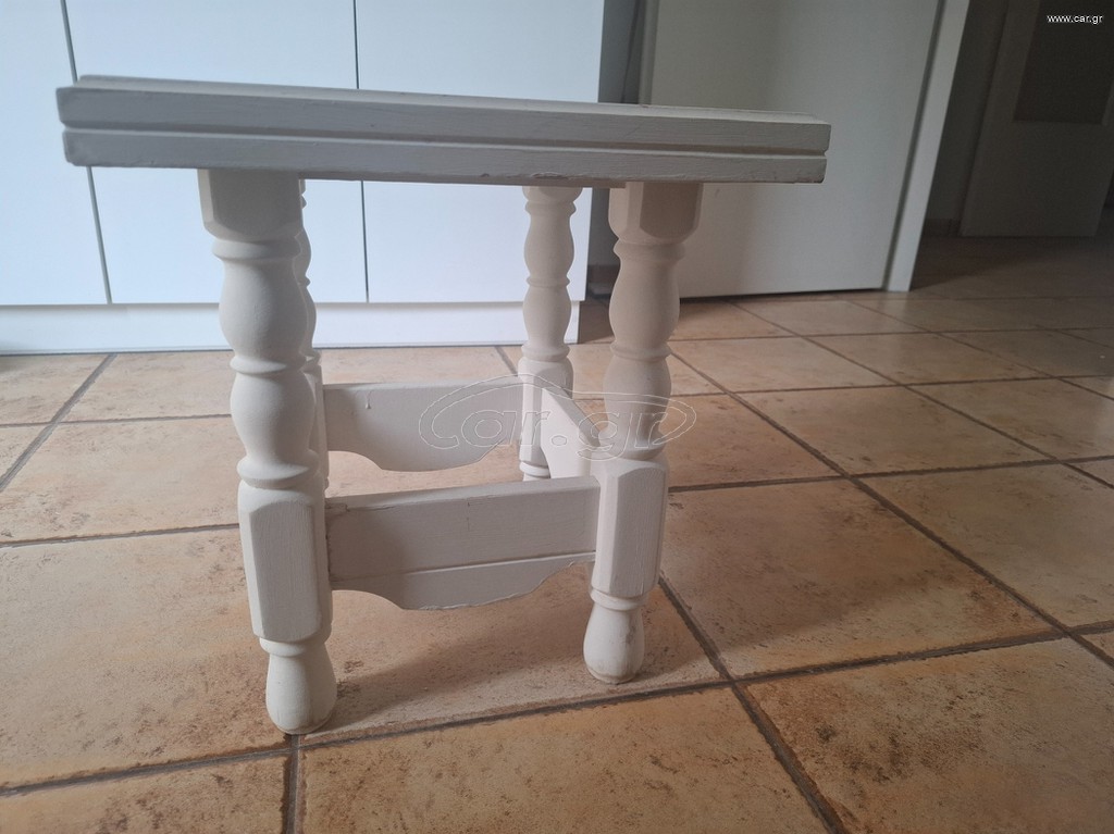Τραπεζάκι βοηθητικό