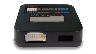 THINKWARE MB-100 Multiplier Box 5CH Adaptor T700LTE/F790/F200PRO/X700 Ο Thinkware MB-100 Multiplexer είναι ένα προηγμένο αξεσουάρ για επιλεγμένες κάμερες αυτοκινήτου Thinkware, που μετατρέπει το σύστη