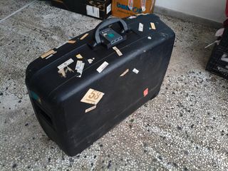 Μεγάλη, σκληρή μαύρη βαλίτσα Delsey