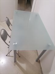 Τραπεζι με γυαλι ασφαλειας, πολυ ανθεκτικο και 2 σκαμπο μικρα πτυσσομενα