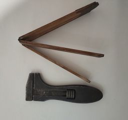 vintage εργαλείο ένα ρυθμιζόμενο γαλλικό κλειδί καί ένας χάρακας