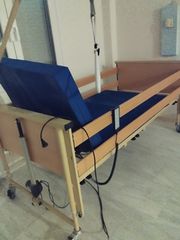 ΗΛΕΚΤΡΙΚΟ ΝΟΣΟΚΟΜΕΙΑΚΟ ΚΡΕΒΑΤΙ ΜΕ ΤΗΛΕΧΕΙΡΙΣΤΗΡΙΟ ΚΑΙ ΔΩΡΟ ΑΝΑΠΗΡΙΚΟ ΑΜΑΞΙΔΙΟ
