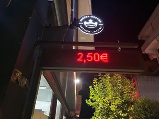 Πωλείται κυλιόμενη πινακίδα led διπλής όψεως αδιάβροχη μαζί με την βάση έτοιμη για χρήση