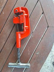 Virax 21012 Κόφτης Σωλήνων [1/2"-2"] Δυνατότητα Κοπής 1/2" - 2"Φοράει το ροδάκι 210121 32 χιλ Χ 19 χιλ Χ 9 χιλΓια σιδηροσωλήνες