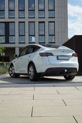 Tesla Model Y 2022 LONG RANGE DUAL MOTOR-thumb-3
