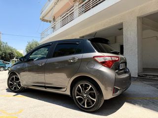 Toyota Yaris 2018 1.5 HYBRID BI-TONE-thumb-3