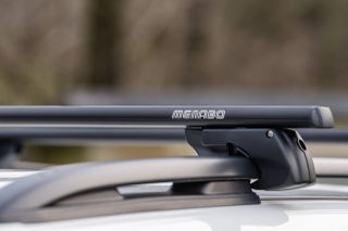 Menabo Μπαρες Οροφης Αλουμινιου Sherman Xl Black 135 Cm Σε Μαυρο Χρωμα Για Subaru Forester (SJ) 5 Doors 2013>2018 Με Raised Rails (Παράλληλες Μπάρες Με Κενό) - 2 ΤΕΜ. (12290/MB)