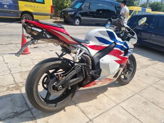 Honda CBR 600RR 2014-thumb-4