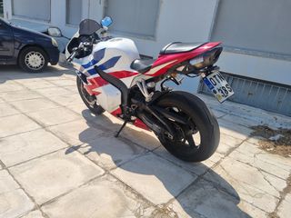 Honda CBR 600RR 2014-thumb-5