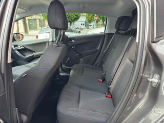 Peugeot 208 2019 1.2 PURETECH 82 SIGNATURE !!-thumb-8