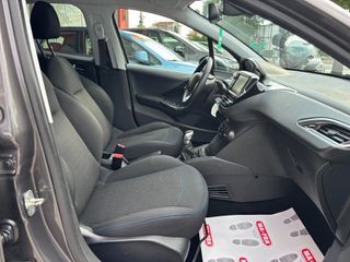Peugeot 208 2019 1.2 PURETECH 82 SIGNATURE !!-thumb-10