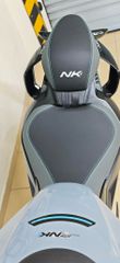 Custom Σέλα CFMOTO 675NK – Χειροποίητη από MOTOGAN (Μαύρο/Γκρι με Λογότυπο)