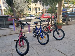 Πωλούνται 3 παιδικά ποδήλατα.