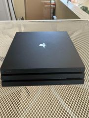 Πωλείται το PlayStation 4 Pro, σε άριστη εξωτερική κατάσταση και πεντακάθαρο. Δίνεται μαζί με 2 χειριστήρια και το παιχνίδι PES 2018.