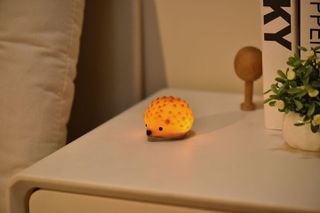 Winkee - Tiny Night Light Table Lamp - Hedgehog - Warm Brown / Gadgets-thumb-3