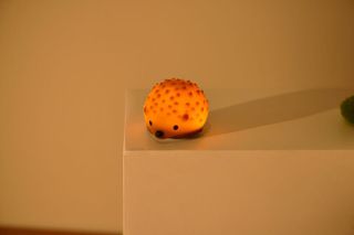 Winkee - Tiny Night Light Table Lamp - Hedgehog - Warm Brown / Gadgets-thumb-2
