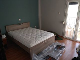 κρεβάτι με στρώμα διπλό και καναπές τριθέσιος
