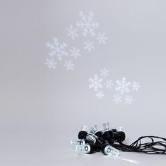 ΓΙΡΛΑΝΤΑ ΠΡΟΤΖΕΚΤΟΡΑΣ, 8 LED, ΧΙΟΝΟΝΙΦΑΔΑ, 4.5V ΜΕΤΑΣΧΗΜΑΤΙΣΤΗ, ΣΤΑΘΕΡΟ, ΜΑΥΡΟ PVC ΚΑΛΩΔΙΟ, ΛΕΥΚΟ LED ΑΝΑ 50cm, ΠΡΟΕΚΤΑΣΗ ΠΑΡΟΧΗΣ 5m, IP44