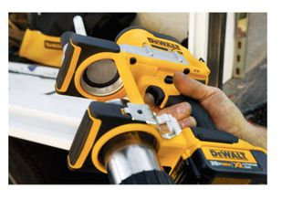 DeWALT DCGG571M1 power grease gun-thumb-3