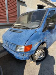 Ανατροπή Mercedes-Benz 2002 Φορτηγάκι