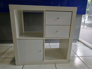 Ραφιέρα IKEA KALLAX (2x2) με έξτρα συρτάρια και ντουλάπι