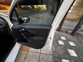 Peugeot 208 2019-thumb-8