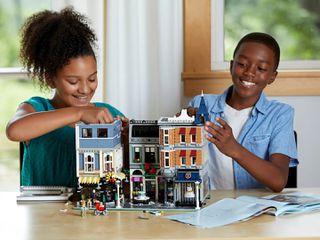 LEGO CREATOR EXPERT 10255 Assembly Square-thumb-1