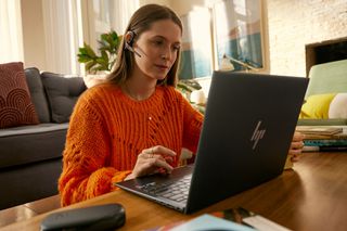 HP Poly Voyager Legend 30 Headset-thumb-1