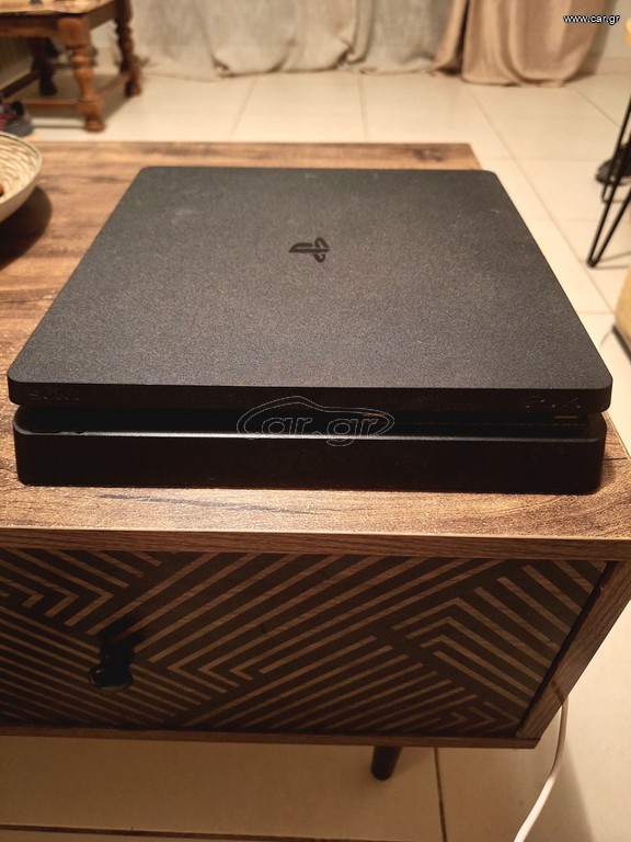 PS4 Slim 500GB + Controller + Games.