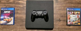 PS4 Slim 500GB + Controller + Games.