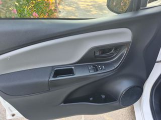 Toyota Yaris 2017-thumb-6