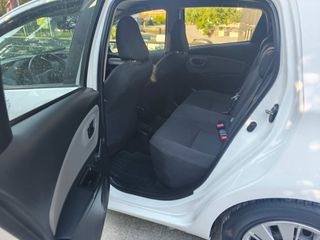 Toyota Yaris 2017-thumb-12