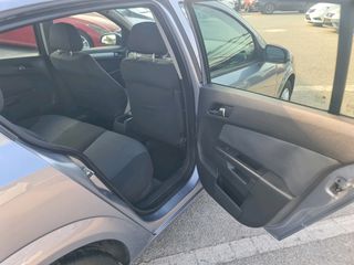 Opel Astra 2007-thumb-16