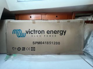 2 Victron Solar panels 185W SPM041851200 with 2 Uniteck mountings