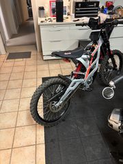 Sur-Ron 2025 79 falcon pro e-bike  72 volts-thumb-4